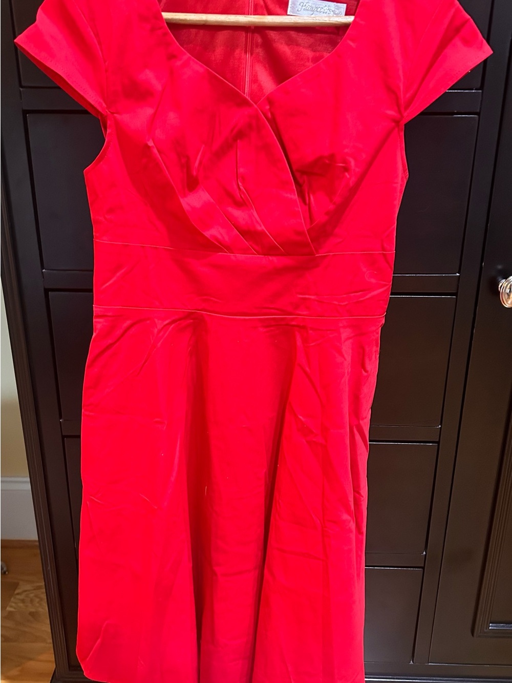Elegant Red Cap-Sleeve Midi Dress with V-Neck - Unbranded